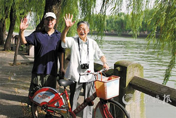 2010年，罗哲文在京杭大运河杭州段骑自行车绕行运河小道