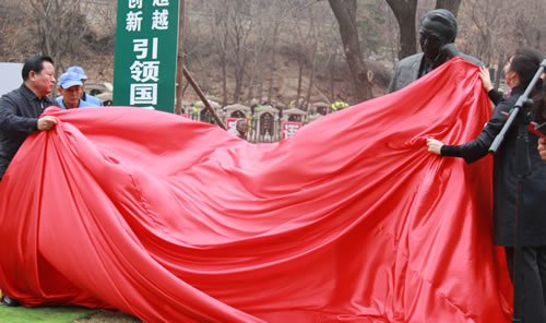 宋飞女士为刘文金先生墓碑揭幕
