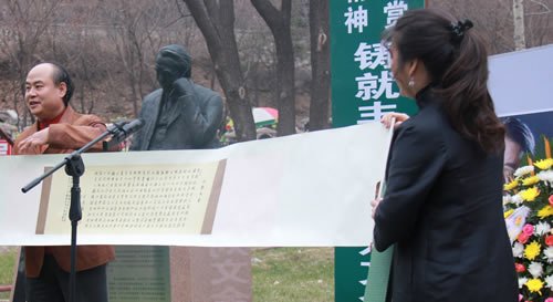 修海林，向刘文金先生敬献亲手谱写的纪念诗