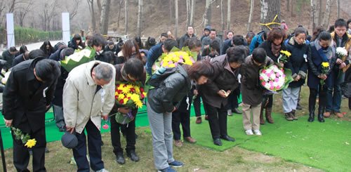 百余人行鞠躬礼祭奠刘文金先生