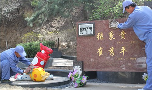擦拭张秉贵墓碑